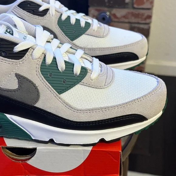 Nike Air Max 90 Sneakers Evergreen Aura DM0029-116 Men’s 11.5 / Women’s 13